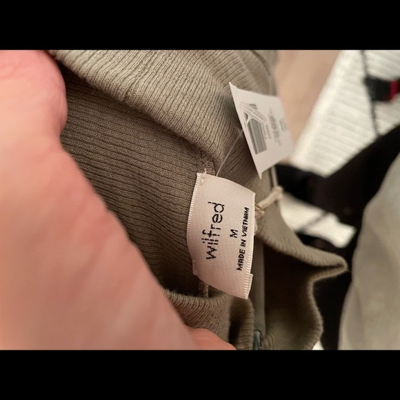 Wilfred Cropped Turtle Neck - Picture 3 of 3